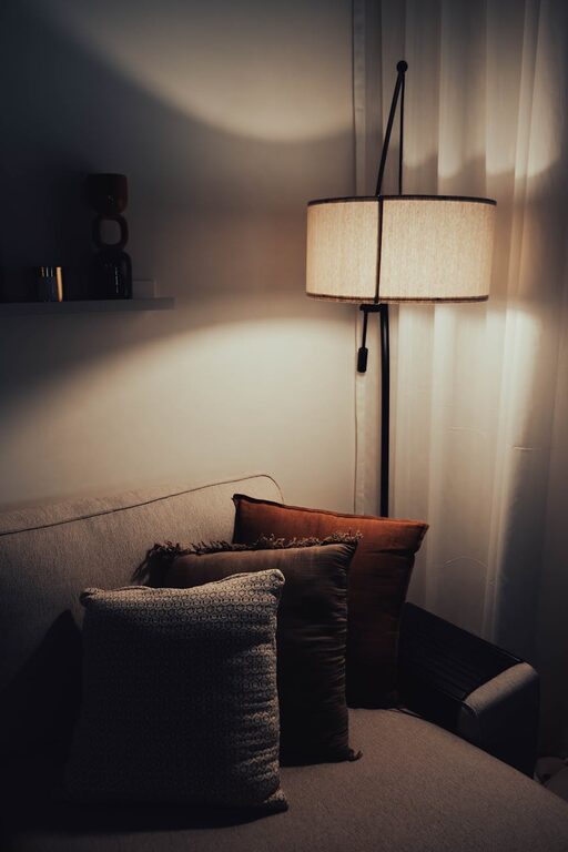 Simple Tips for Creating a Cosy and Inviting Living Room Atmosphere